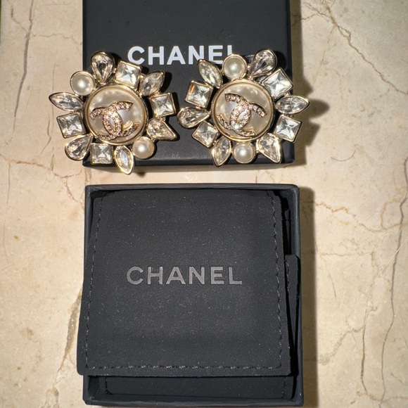 Chanel B19 k earrings, the ones JLO wore at inauguration day! - Picture 1 of 7